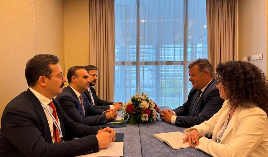 Bakan Kacır Polonya'da