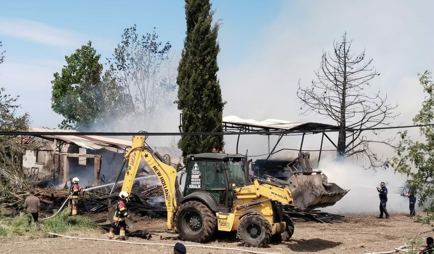 Balıkesir'de Kereste Deposunda Çıkan Yangın, Atölyeye Sıçradı