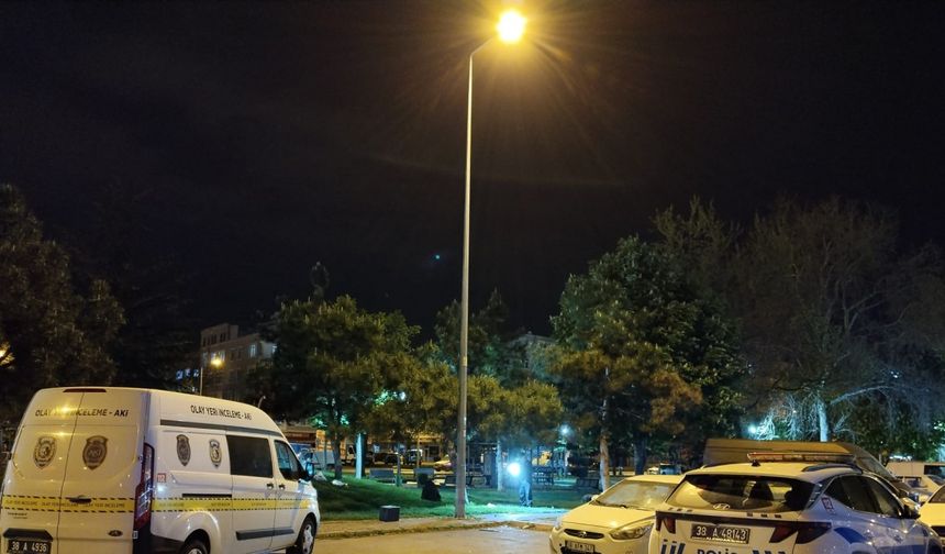 Borç kavgası kanlı bitti: İki genç birbirini bıçakladı
