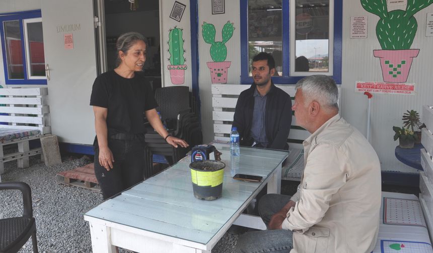 Depremzede kadınlar mesailerine devam etti