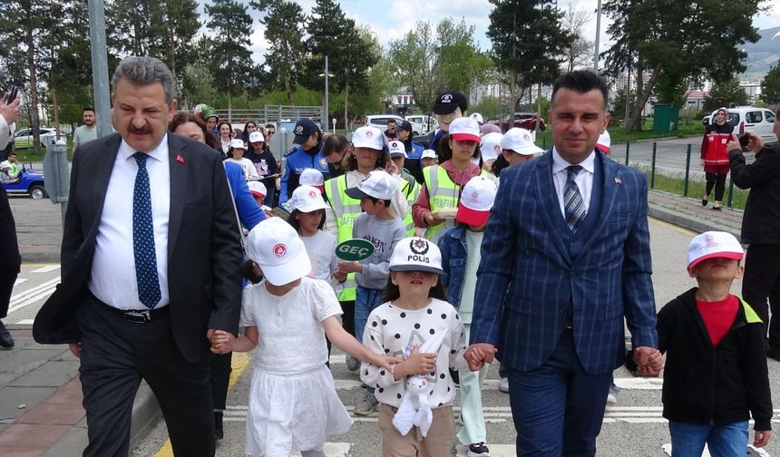 Erzurum'da çocuklara trafik eğitimi