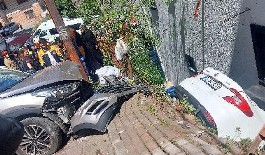 Fren yerine gaza basınca otomobil apartman boşluğuna düştü