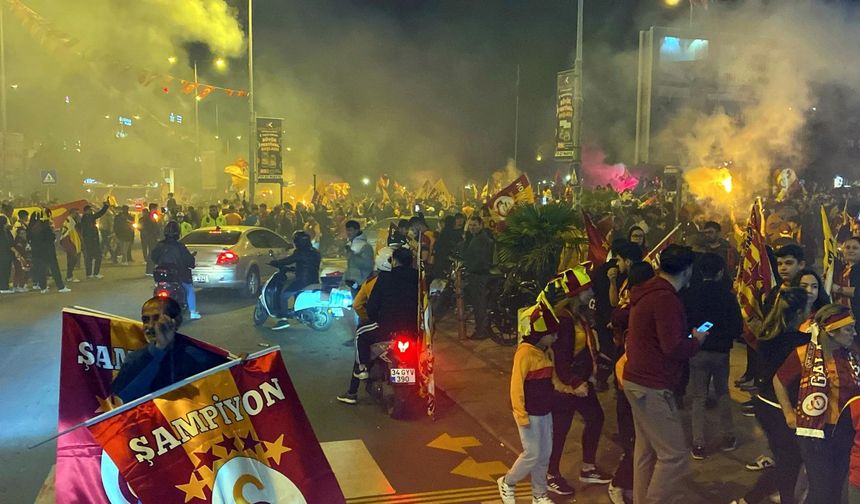 Galatasaray Taraftarları Şampiyonluğu Kutluyor