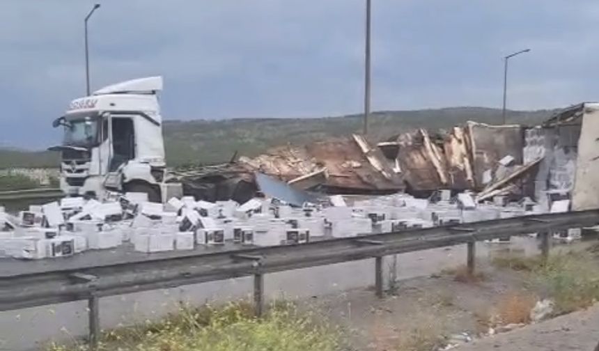 Gaziantep’te çikolata yüklü dorse devrilidi
