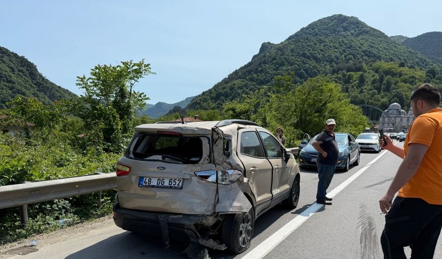 Kamyonet ve Cip Çarpıştı