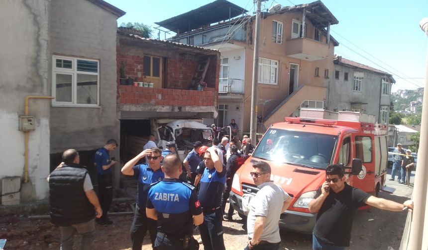 Kaza sonrası geriye doğru hareket eden kamyonet, evin garajına daldı: 2 yaralı