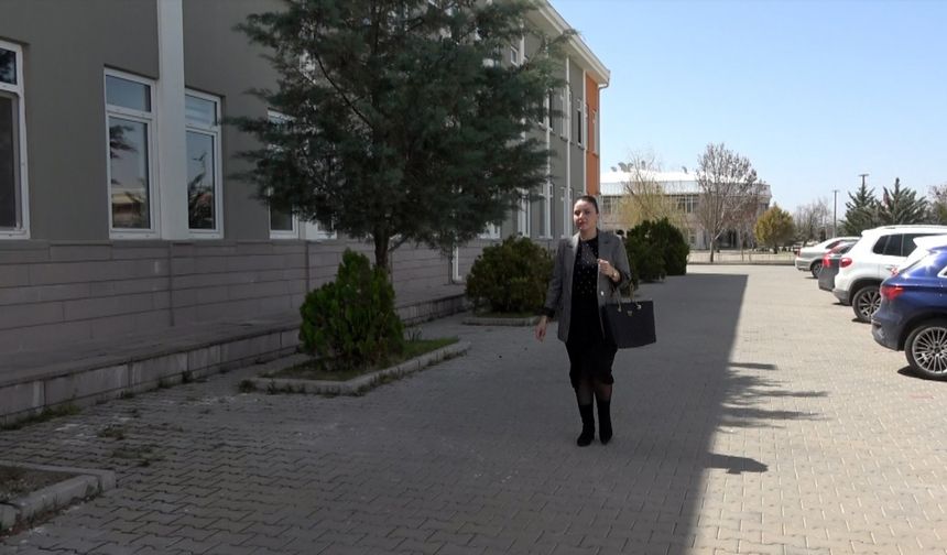 Kızıyla beraber üniversite okuyor