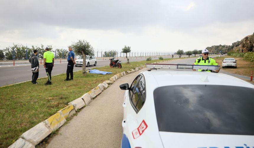 Ölen arkadalının yanından ayrılmadı