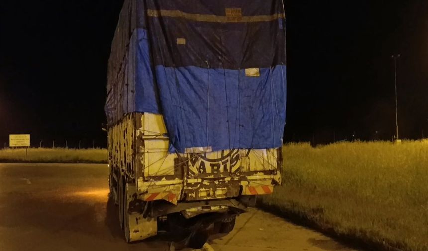 Otomobil Kamyonun Altına Girdi