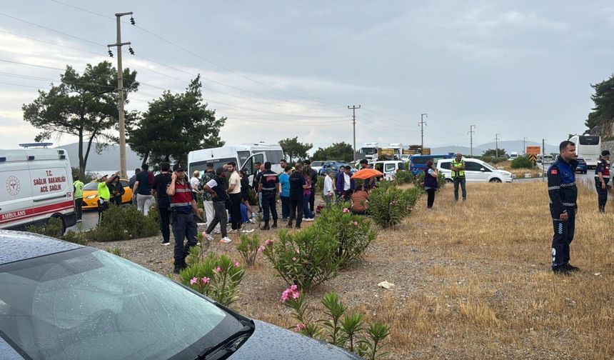 Servis minibüsü otomobille çarpıştı