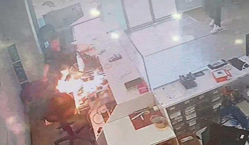 Telefon bataryası tamir sırasında alev aldı
