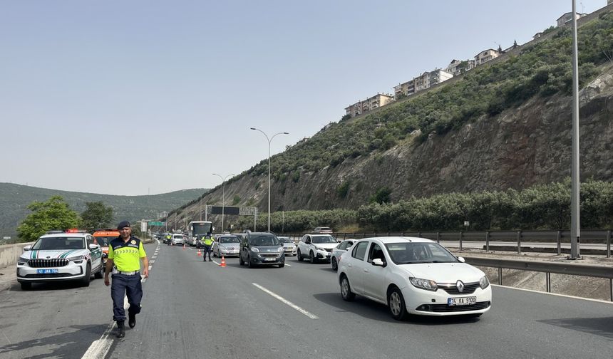 TEM Otoyolu Kocaeli Kesiminde Trafik Kazası: 3 Yaralı