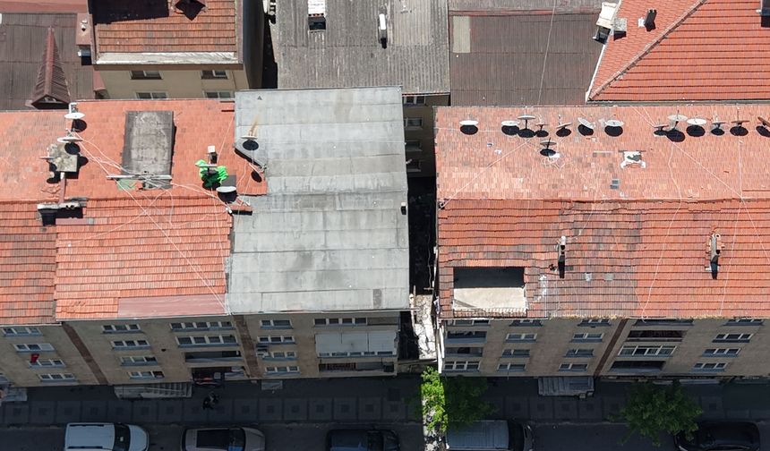 Zemininde su çıkan sitede deprem paniği