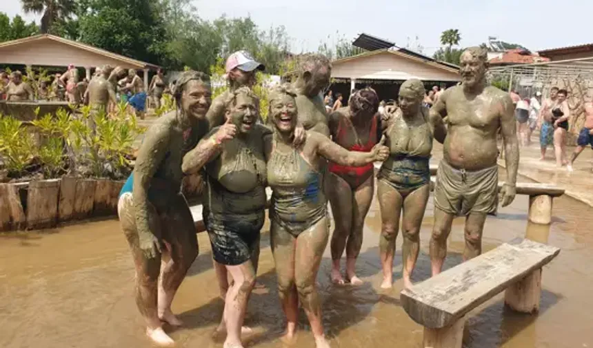 Dalyan'daki çamur banyosu turistlerin ilgi odağı oldu