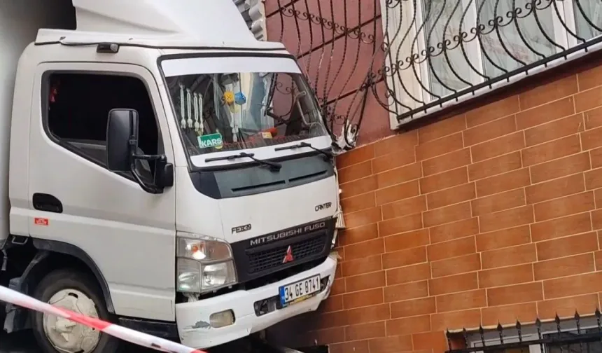 Kağıthane'de korkutan kamyonet kazası
