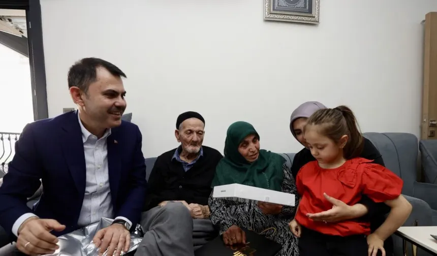 Murat Kurum depremzede aileyi ziyaret etti