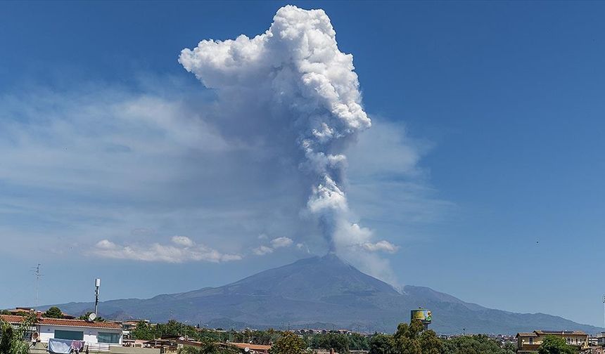 İtalya'da Etna Yanardağı Lav Püskürttü