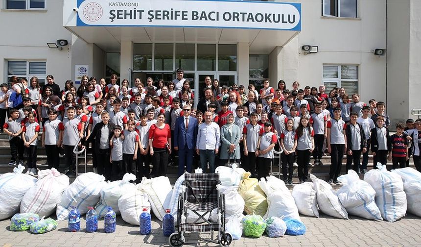 Kastamonu'da ortaokul Öğrencileri 30 Torba Mavi Kapak Topladı