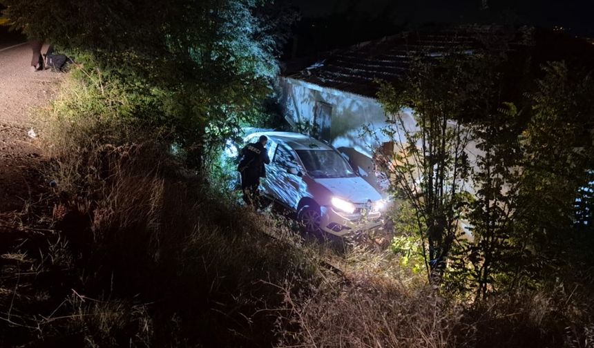 Kırıkkale'de otomobil evin duvarını yıktı