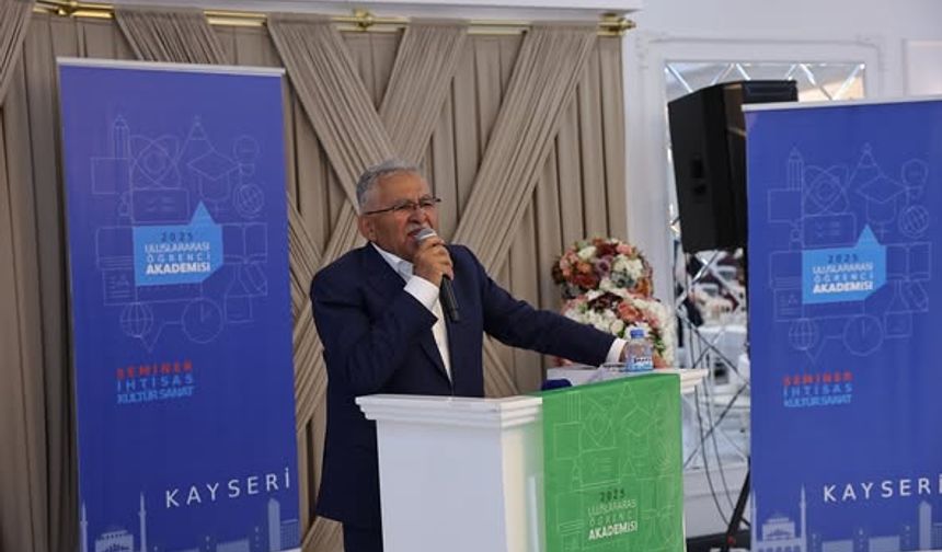 Memduh Büyükkılıç uluslararası öğrencilerle bir araya geldi