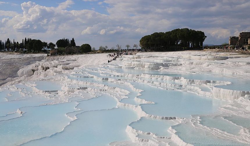 Pamukkale'ye turist akını