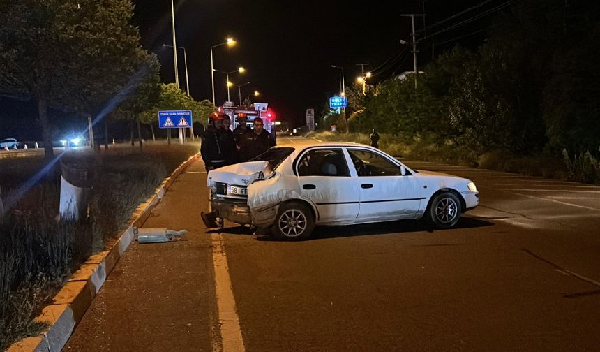 Sivas'ta iki otomobilin çarpıştı!