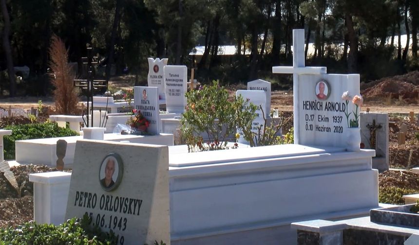 Antalya'da Yabancılar 'Aile Mezar'larına Yoğun İlgi Gösteriyor