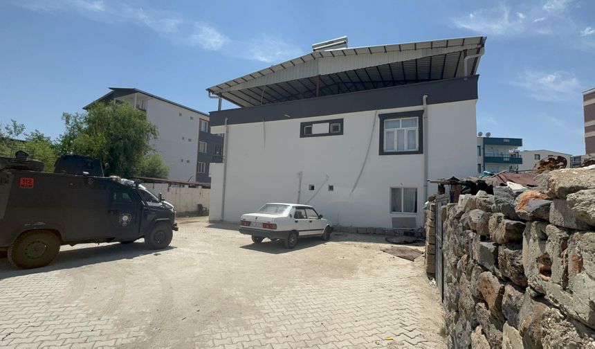 Babasının başına çekiçle vurdu