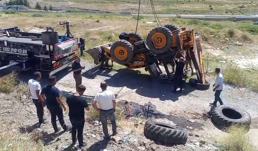 Bitlis'te İş Makinesi Şarampole Yuvarlandı