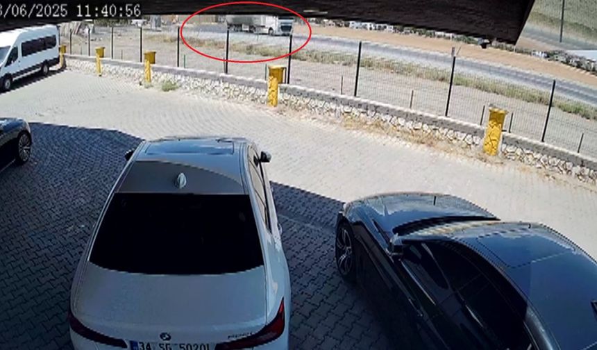 Devrilen TIR'ın şoförünün imdadına çevredekiler yetişti