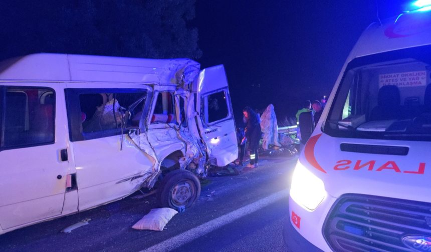 Düzce’de TIR Minibüse Çarptı: 7 Kişi Yaralandı
