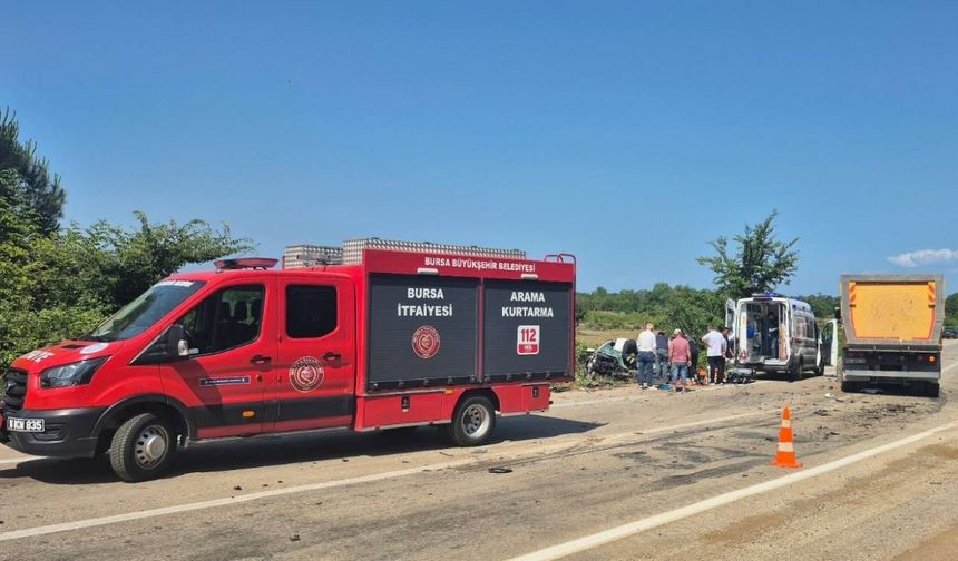 Karacabey'de kamyon ve otomobil çarpıştı