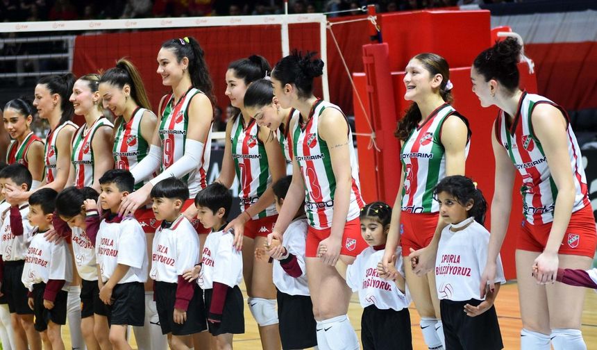 Karşıyaka Voleybolu Kurtardı
