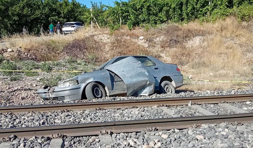 Malatya'da Otomobile Yük Treni Çarptı