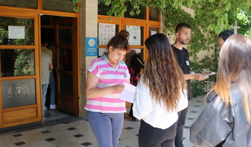 Öğrencilerin yardımına polisler koştu