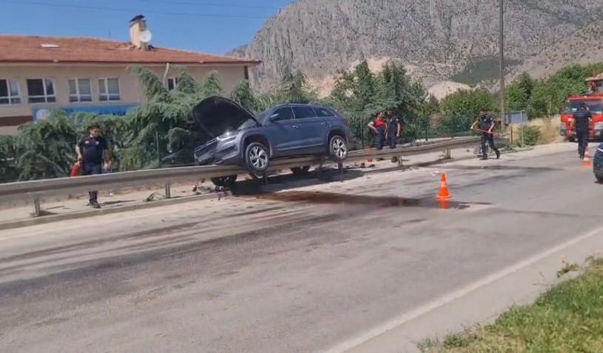Otomobil Asılı Kaldı