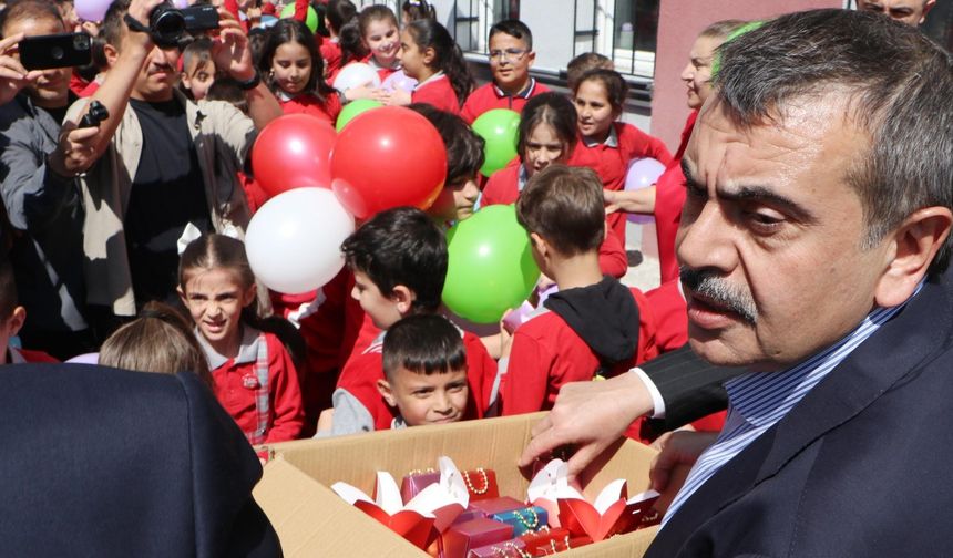 Sınıf Öğretmenine Bakandan Sürpriz Kutlama