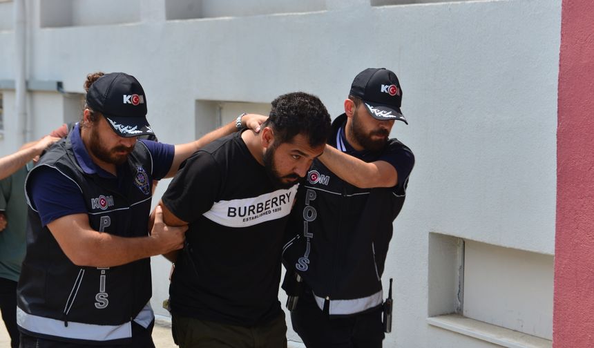 TIR'a gizlenmiş ruhsatsız tabancalar ele geçirildi