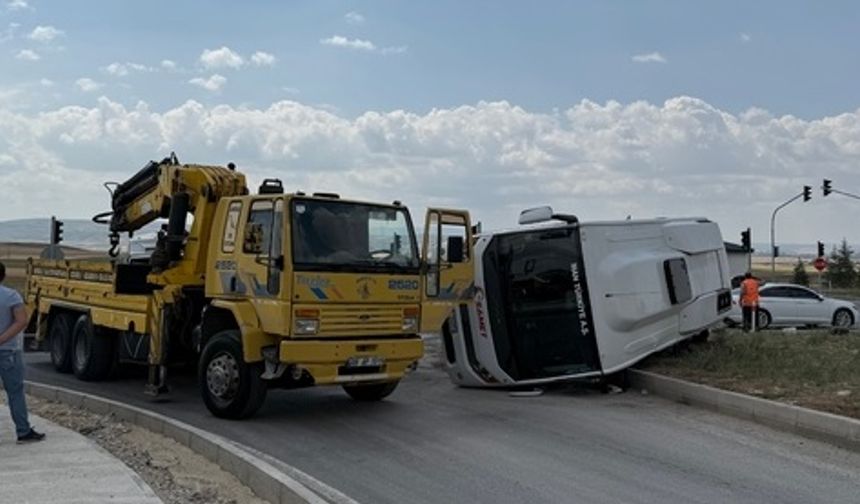 Ankara Çubuk'ta Kamyonet İle Minibüsün Çarpıştı