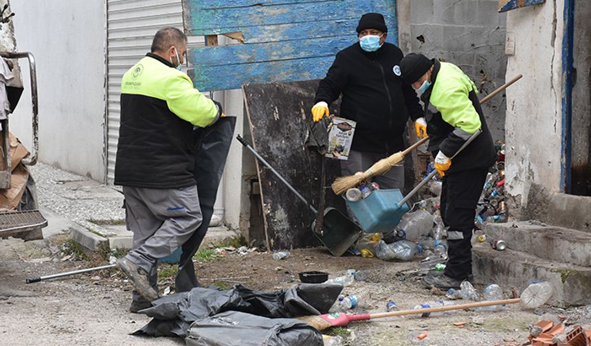 Eskişehir'de müstakil evden 2 kamyon çöp çıkarıldı