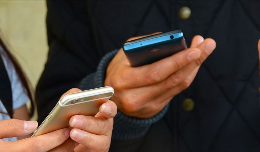 İtalya’da Liselilere Cep Telefonu Yasağı