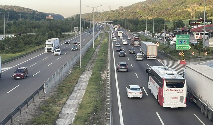 TATİLCİLER YOLA ÇIKTI, OTOYOLLARDA YOĞUNLUK VAR