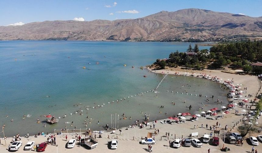 Yüzmek için girdiği suda öldü