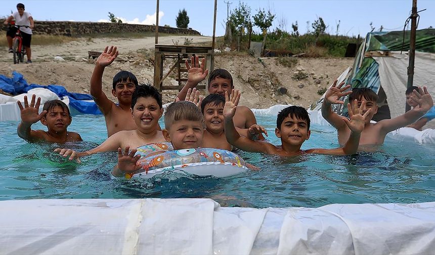Erzurumlu Öğretmenden Köy Çocuklarına Yaz Sürprizi
