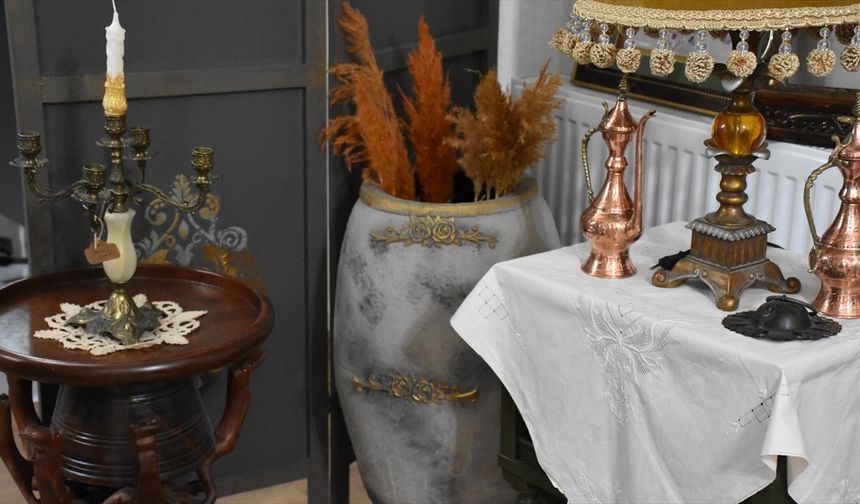 Gezdiği Şehirlerden Getirdiği Eşyaları Kafede Sergiliyor
