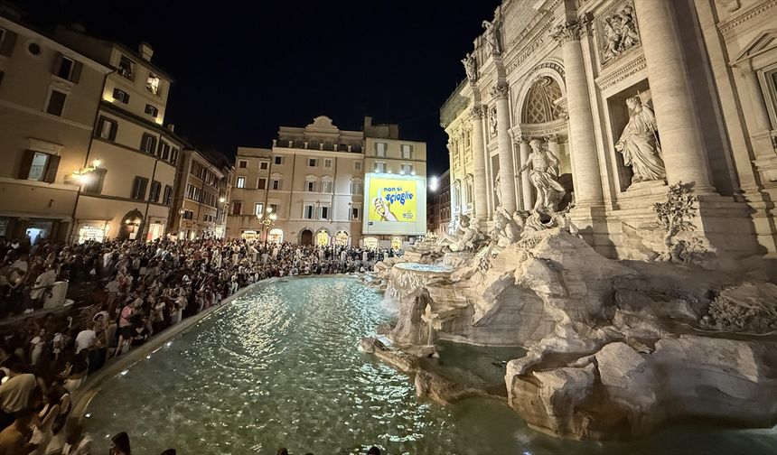 Roma'da Trevi Çeşmesi'nin Işıkları Gazze İçin Söndü