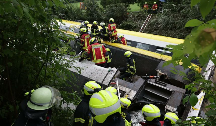 Almanya'da  tren raydan çıktı