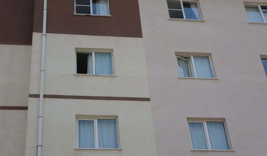 Annesine bakarken 4'üncü kattan düştü