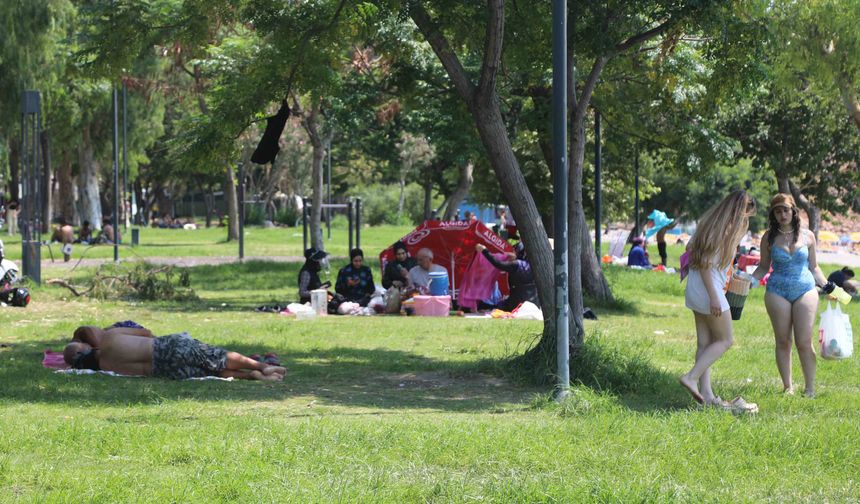 Antalya'da nem sahillere vurdu