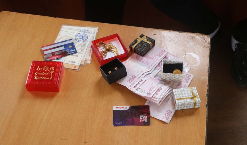 Aracında unutulan çantayı sahibine iade etti